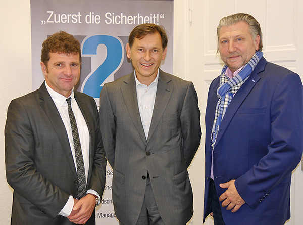 Vor wenigen Tagen konnte Heiko Kurzawa, Geschäftsführer der H2K Security + Services GmbH, Herrn Dr. Frank Dudda, Oberbürgermeister der Stadt Herne (M.) und Karl Weiß, Geschäftsführer des Jobcenters Herne (l.), an der Bebelstraße begrüßen.